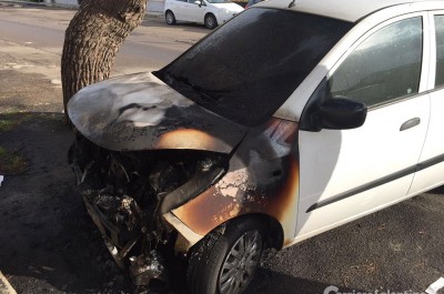 Incendio doloso nella notte, distrutta l’Audi di un poliziotto della penitenziaria e danneggiata l'auto della moglie - Corriere Salentino