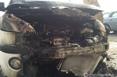 Incendio doloso nella notte, distrutta l’Audi di un poliziotto della penitenziaria e danneggiata l'auto della moglie - Corriere Salentino