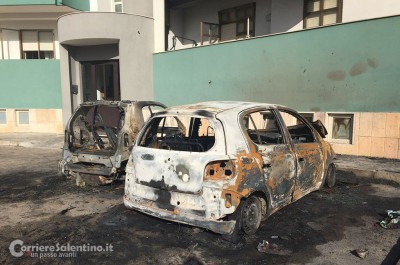 Paura nella notte in piazzale Siena, due auto distrutte dalle fiamme - Corriere Salentino