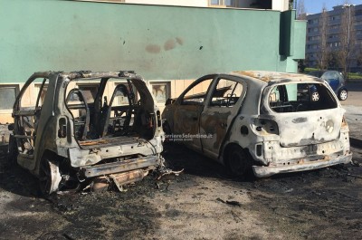 Paura nella notte in piazzale Siena, due auto distrutte dalle fiamme - Corriere Salentino