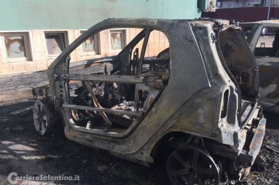 Paura nella notte in piazzale Siena, due auto distrutte dalle fiamme - Corriere Salentino