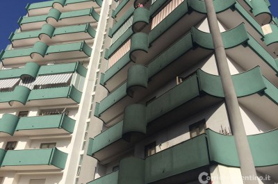 Paura nella notte in piazzale Siena, due auto distrutte dalle fiamme - Corriere Salentino