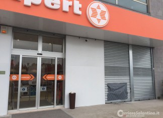 Razzìa nella “Expert”: ladri tagliano saracinesca e fuggono con numerosi cellulari di valore