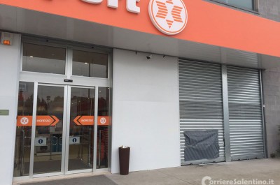 Razzìa nella "Expert": ladri tagliano saracinesca e fuggono con numerosi cellulari di valore - Corriere Salentino