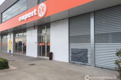 Razzìa nella "Expert": ladri tagliano saracinesca e fuggono con numerosi cellulari di valore - Corriere Salentino