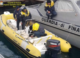 Fermati due albanesi a bordo di un gommone al largo di Torre Chianca