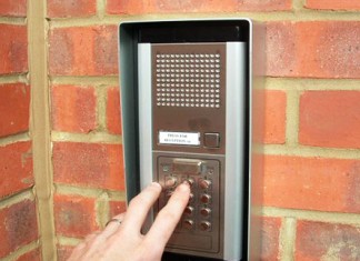 Citofono difettoso, oltre 100 decibel nell’orecchio: risarcita una salentina