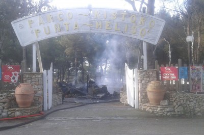 Alle fiamme chiosco-bar, attentato nel parco di Santa Maria di Leuca - Corriere Salentino