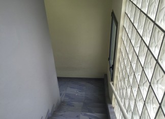 Cadde in Tribunale per le scale “non a norma”: risarcita avvocatessa