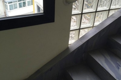 Cadde in Tribunale per le scale "non a norma": risarcita avvocatessa - Corriere Salentino