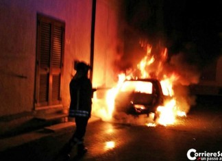 Ancora una notte di incendi: due auto distrutte dalle fiamme a Melissano e Lecce