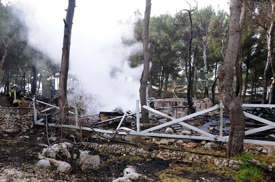 Alle fiamme chiosco-bar, attentato nel parco di Santa Maria di Leuca - Corriere Salentino