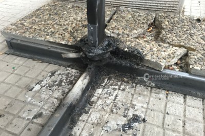 Alle fiamme ombrelloni di un bar: attentato incendiario nel centro di Lecce - Corriere Salentino