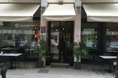 Alle fiamme ombrelloni di un bar: attentato incendiario nel centro di Lecce - Corriere Salentino