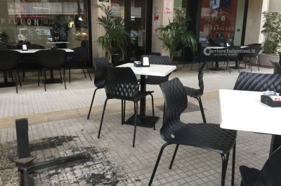 Alle fiamme ombrelloni di un bar: attentato incendiario nel centro di Lecce - Corriere Salentino