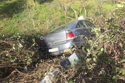 Paura in tangenziale,  sfonda guardrail e precipita nella scarpata: illeso - Corriere Salentino
