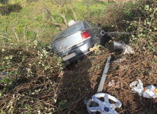 Paura in tangenziale, sfonda guardrail e precipita nella scarpata: illeso