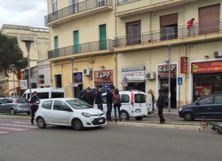 Attraversa in bici le strisce pedonali e viene travolto: straniero in ospedale
