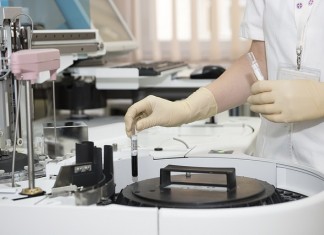 Virus Cina, cantante ricoverata in isolamento: le prime analisi escludono che la donna abbia il coronavirus