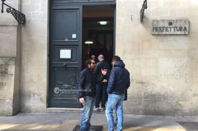 Omfesa, tutte quelle promesse in fumo: i lavoratori si incatenano. Ora si spera nell'Alcar spa - Corriere Salentino