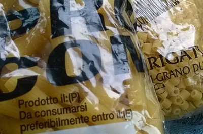 Scandalo a Squinzano: alimenti destinati ai poveri abbandonati nelle campagne - Corriere Salentino