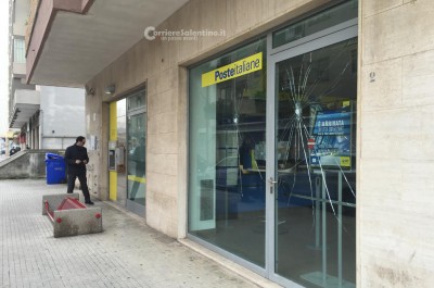 Dopo i manifesti di protesta, i danneggiamenti: prese di mira le Poste di via Taranto - Corriere Salentino