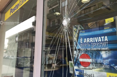 Dopo i manifesti di protesta, i danneggiamenti: prese di mira le Poste di via Taranto - Corriere Salentino