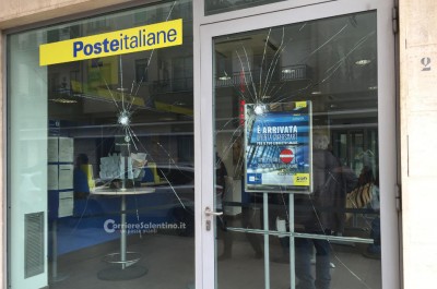 Dopo i manifesti di protesta, i danneggiamenti: prese di mira le Poste di via Taranto - Corriere Salentino