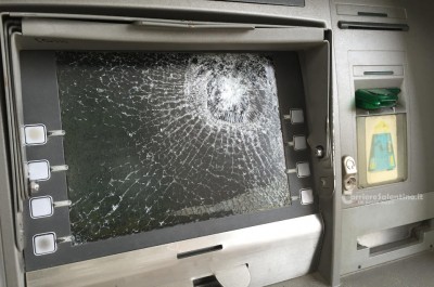 Dopo i manifesti di protesta, i danneggiamenti: prese di mira le Poste di via Taranto - Corriere Salentino