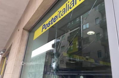 Dopo i manifesti di protesta, i danneggiamenti: prese di mira le Poste di via Taranto - Corriere Salentino