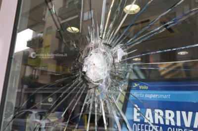 Dopo i manifesti di protesta, i danneggiamenti: prese di mira le Poste di via Taranto - Corriere Salentino