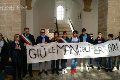 Casarano scende in Piazza per il Ferrari, Stefano: «Perché alle strutture private non si taglia niente?» - Corriere Salentino