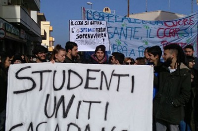 Casarano scende in Piazza per il Ferrari, Stefano: «Perché alle strutture private non si taglia niente?» - Corriere Salentino