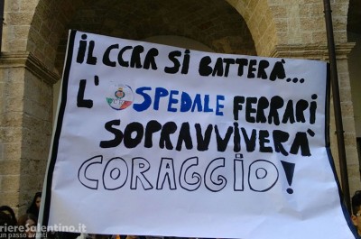 Casarano scende in Piazza per il Ferrari, Stefano: «Perché alle strutture private non si taglia niente?» - Corriere Salentino