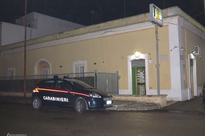 Pistola in pugno rapinano tabaccheria, poi fuggono su Fiat Uno rubata - Corriere Salentino