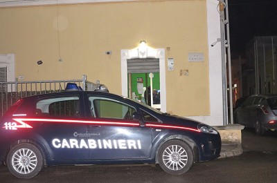 Pistola in pugno rapinano tabaccheria, poi fuggono su Fiat Uno rubata - Corriere Salentino
