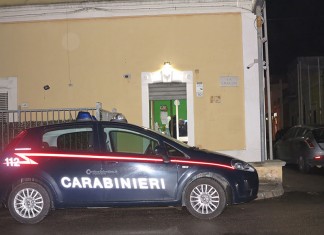 Pistola in pugno rapinano tabaccheria, poi fuggono su Fiat Uno rubata