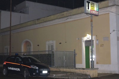 Pistola in pugno rapinano tabaccheria, poi fuggono su Fiat Uno rubata - Corriere Salentino