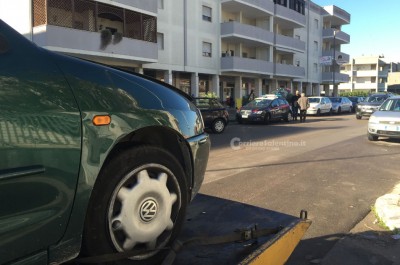 Sbronzo alla guida si schianta contro tre auto, poi ferisce con cacciavite operaio - Corriere Salentino