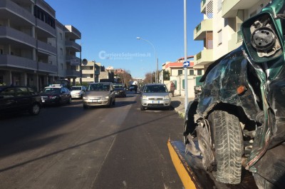 Sbronzo alla guida si schianta contro tre auto, poi ferisce con cacciavite operaio - Corriere Salentino