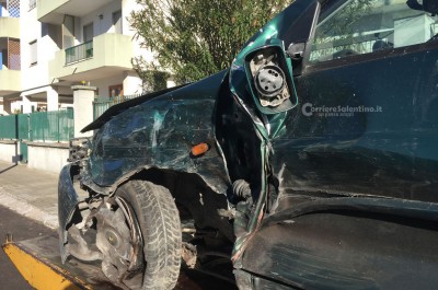 Sbronzo alla guida si schianta contro tre auto, poi ferisce con cacciavite operaio - Corriere Salentino