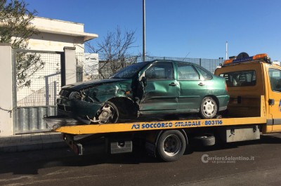 Sbronzo alla guida si schianta contro tre auto, poi ferisce con cacciavite operaio - Corriere Salentino