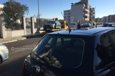 Sbronzo alla guida si schianta contro tre auto, poi ferisce con cacciavite operaio - Corriere Salentino