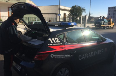 Sbronzo alla guida si schianta contro tre auto, poi ferisce con cacciavite operaio - Corriere Salentino