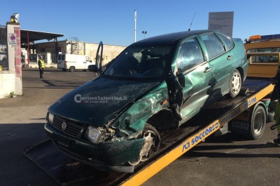 Sbronzo alla guida si schianta contro tre auto, poi ferisce con cacciavite operaio - Corriere Salentino