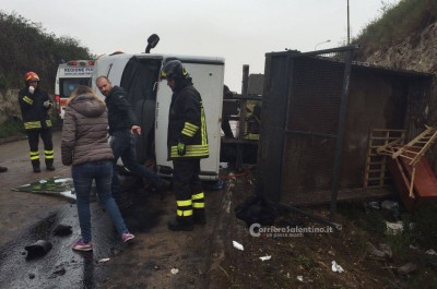 Furgone si ribalta in tangenziale, due feriti in ospedale - Corriere Salentino