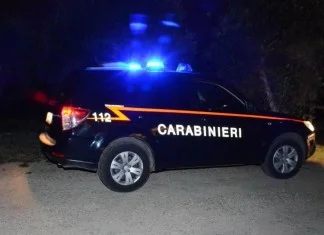 Armati di fucile rapinano agenzia di scommesse: in fuga due banditi