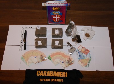 La droga e i soldi sequestrati