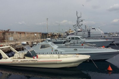 Porto Cesareo: pescavano ricci di mare in area marina protetta, denunce e sequestri della Guardia di Finanza - Corriere Salentino