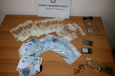 Spacciava ai domiciliari: in casa "erba", bilancini e ben 6mila euro in contanti - Corriere Salentino